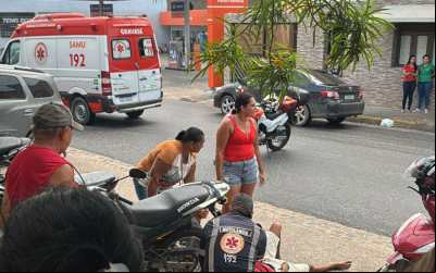GRAVATÁ: Acidente entre moto e carro é registrado na 15 de Novembro, um casal fica ferido e o motorista se evadiu do local. Confira: